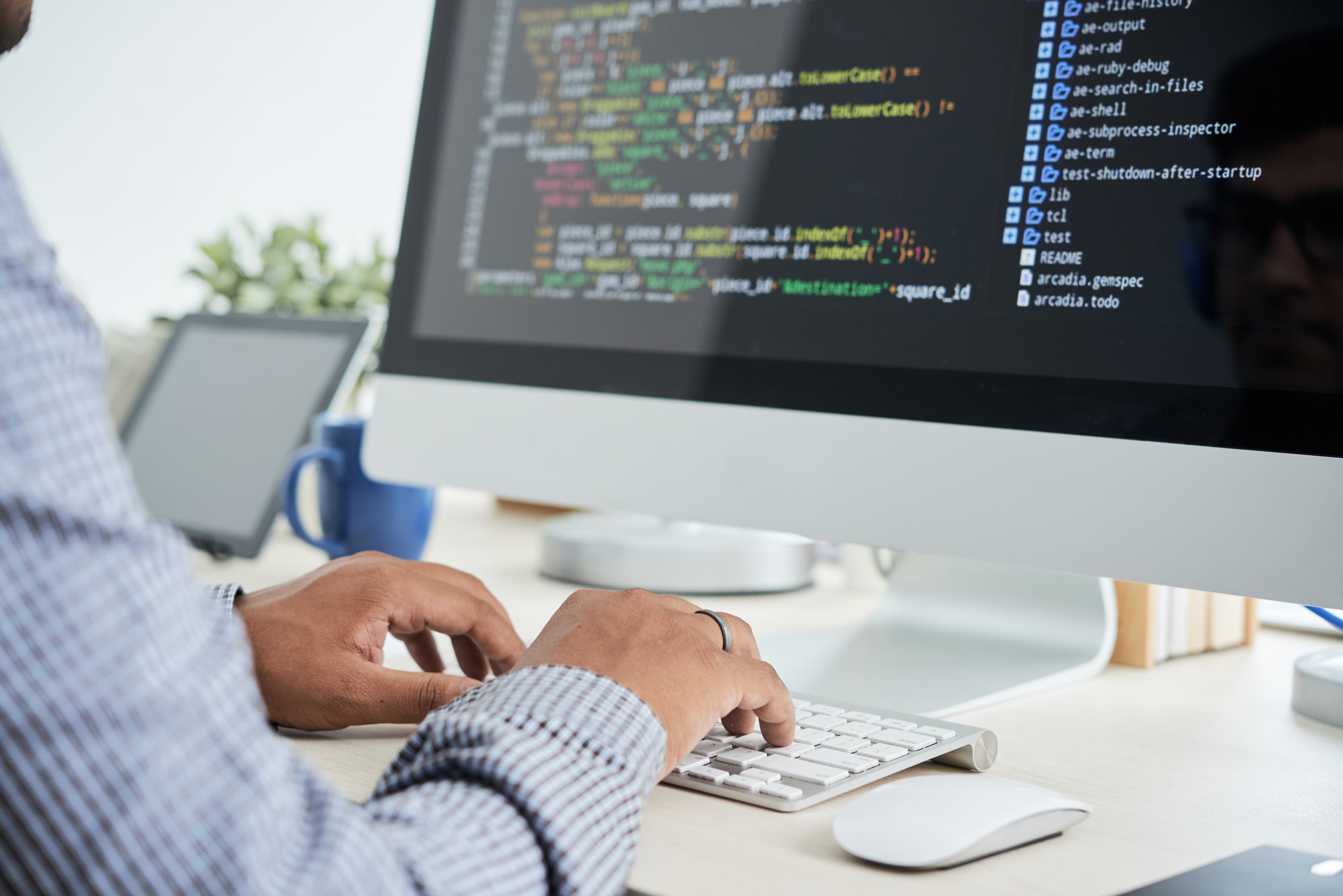 Escritório moderno e clean com um computador exibindo uma dashboard de análises e gráficos de crescimento.